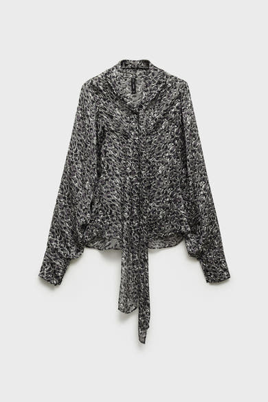 Grijze blouse met lange mouwen van MANGO, met een gevlekt patroon, een strikkraag en een vloeiende stof.
