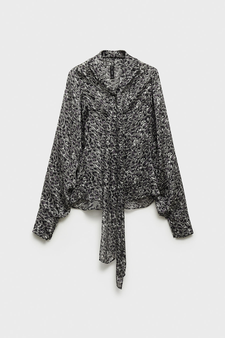 Grijze blouse met lange mouwen van MANGO, met een gevlekt patroon, een strikkraag en een vloeiende stof.