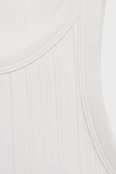 Witte tanktop van geribde stof van MANGO, met geribde afwerking rond de halslijn en armsgaten.