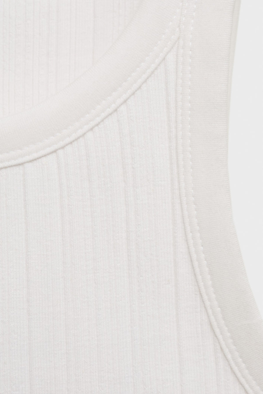 Witte tanktop van geribde stof van MANGO, met geribde afwerking rond de halslijn en armsgaten.