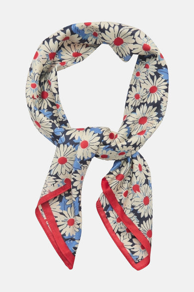 Rode sjaal van MANGO, met wit en blauw bloemenpatroon, contrasterende rode rand.