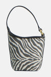 Sac à bandoulière noir par MANGO avec imprimé zébré, anse rigide et finitions en cuir noir.
