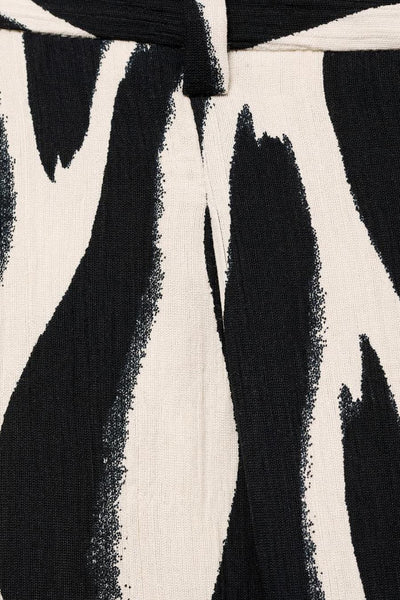 Pantalon noir à motif zébré de MANGO, gros plan sur la taille et la braguette.
