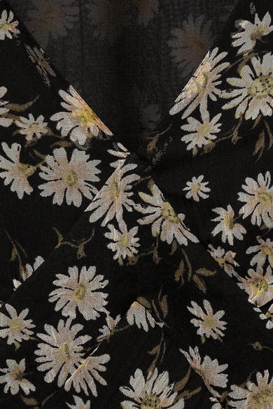 Robe noire à fleurs de MANGO, motif marguerites blanches et jaunes, tissu transparent sur fond uni.