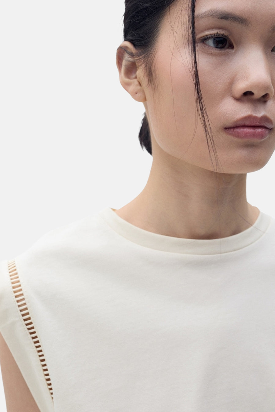 Beige mouwloze top van MANGO, met uitgesneden detail op de schouder.