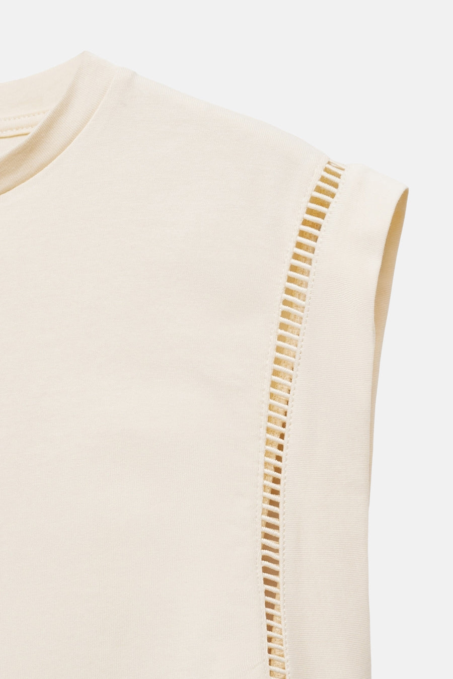 Top sans manches beige de MANGO, avec détail ajouré sur l'épaule.
