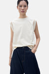 Beige mouwloze top van MANGO met uitgesneden details op de schouders.