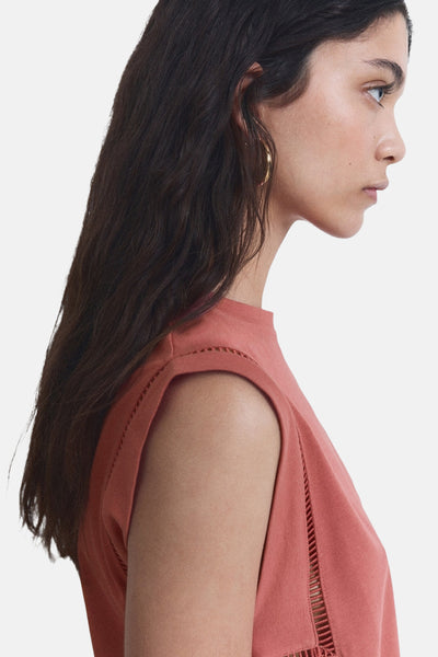 Top sans manches rose de MANGO, avec détails ajourés sur les épaules et le côté, vu de profil.
