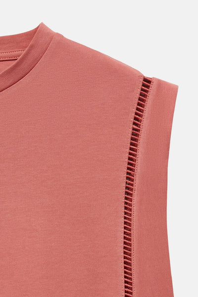 Top rose sans manches de MANGO, avec détail ajouré sur l'épaule et tissu texturé.
