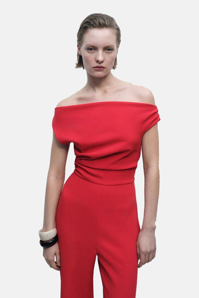 Combinaison rouge de MANGO avec un bustier bateau et un pantalon ajusté.
