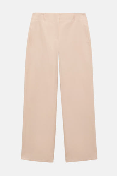 Pantalon écru de MANGO, coupe ample et droite, avec poches latérales discrètes.