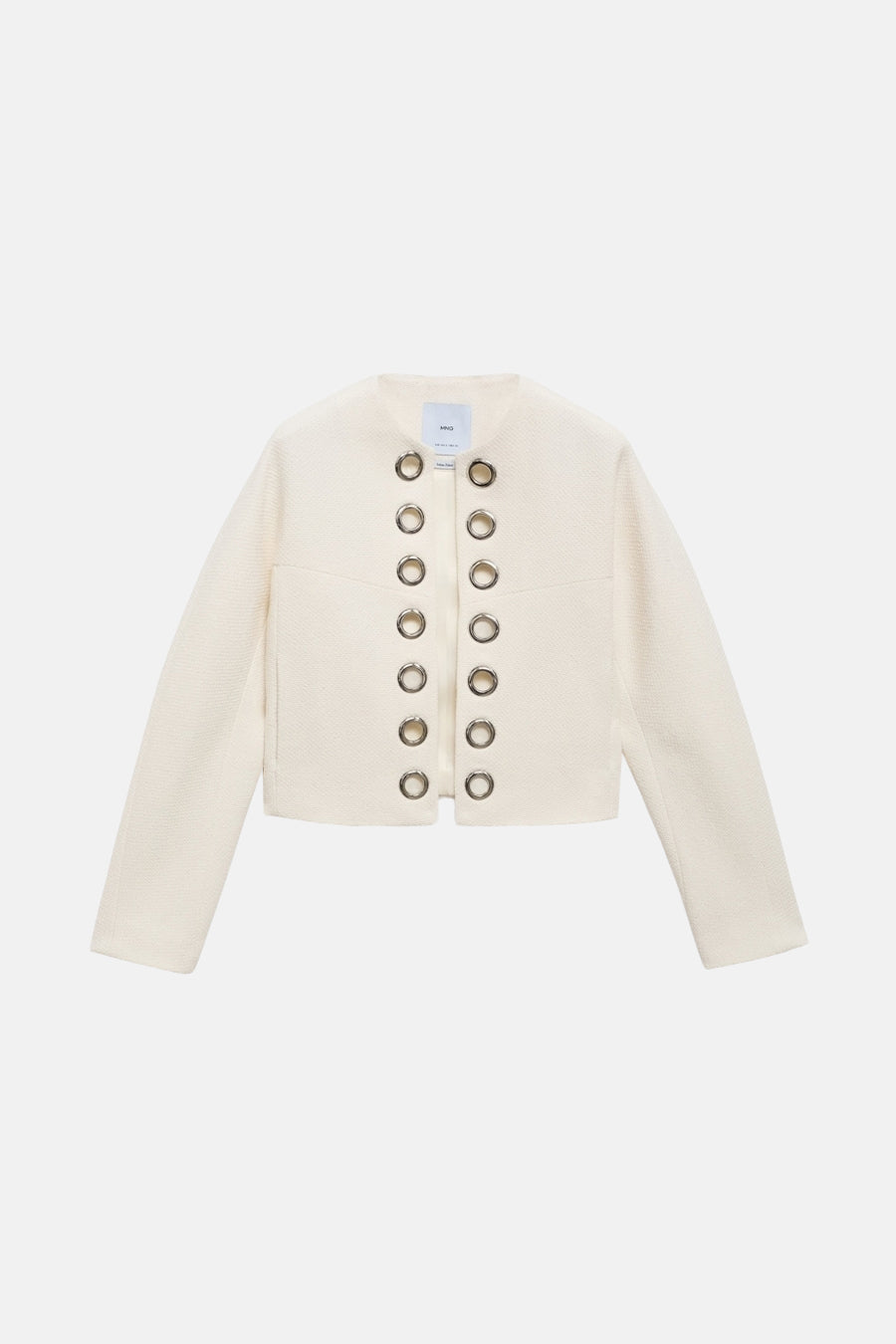 Blazer blanc de MANGO, orné d'œillets métalliques sur le devant.