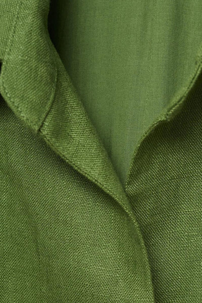Groen linnen pak van MANGO, met een tailleurkraag en zichtbare stoftextuur.