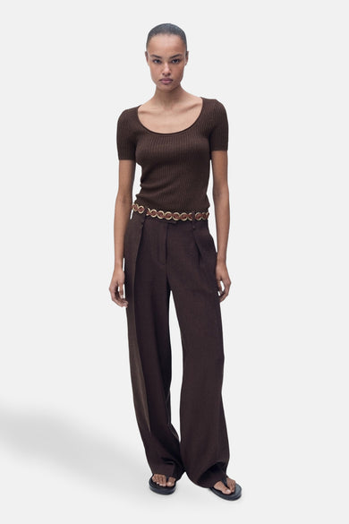 Bruine ronde kraagpull-over van MANGO, gemaakt van gestreepte tricots, gedragen met een hoge taille pantalon en een gouden kettingriem.