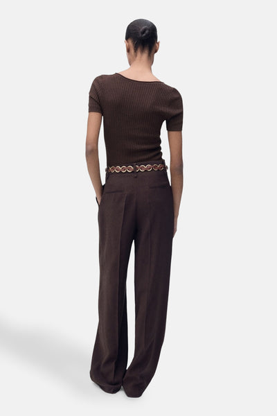 Bruine ronde kraagpull van MANGO, gedragen met een hoge taille pantalon en een decoratieve riem.