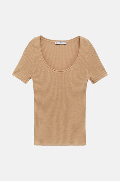Pull beige à col rond de MANGO, en maille côtelée fine.
