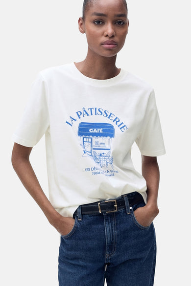 Wit T-shirt met korte mouwen van MANGO, gedragen met een donkerblauwe jeans en een zwarte riem, achtergezicht.