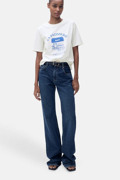 Wit T-shirt met korte mouwen van MANGO, met koffieprint en gedragen met een high-waisted spijkerbroek.