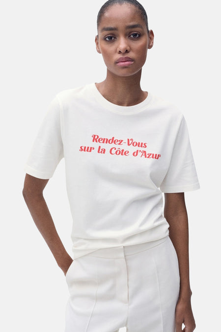 Wit T-shirt met korte mouwen van MANGO, gedragen met een broek met hoge taille, achtergezicht.