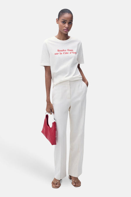 Wit T-shirt met korte mouwen van MANGO, met rode opdruk op de voorkant.