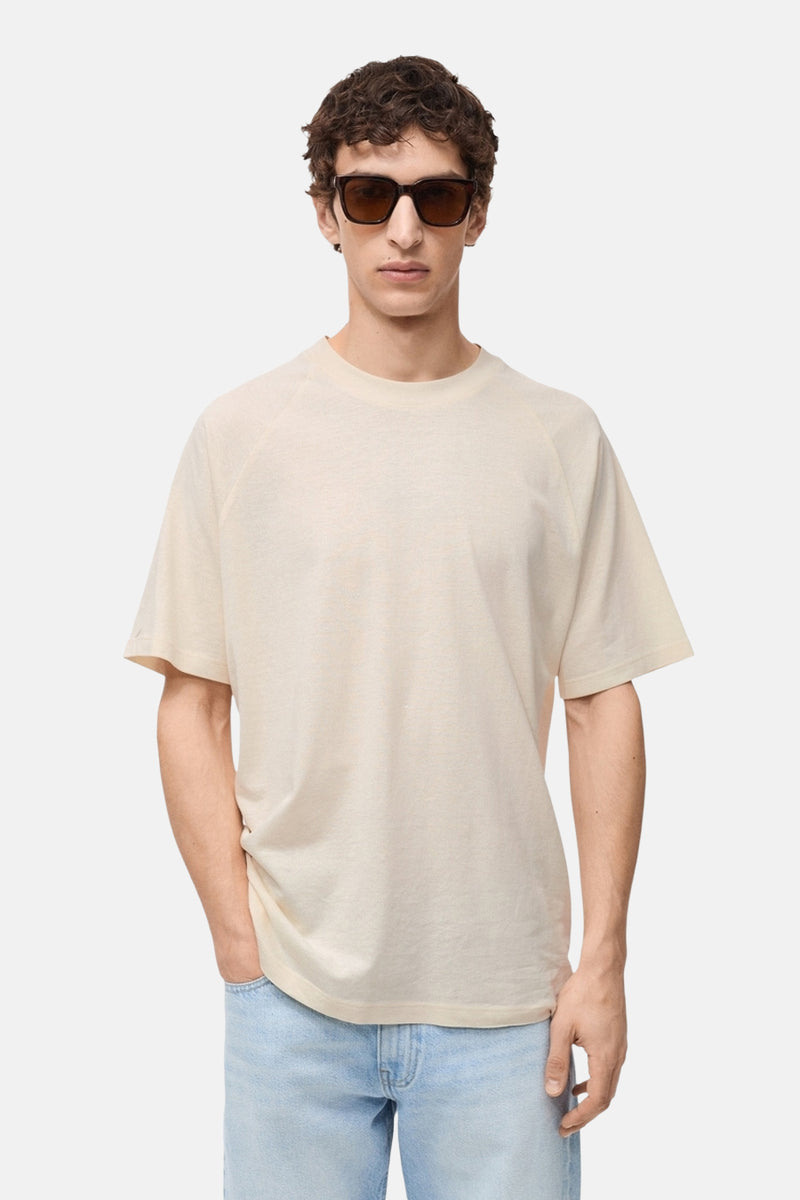 Ecru T-shirt met korte mouwen van MANGO, gedragen met een lichte spijkerbroek, achtergezicht.
