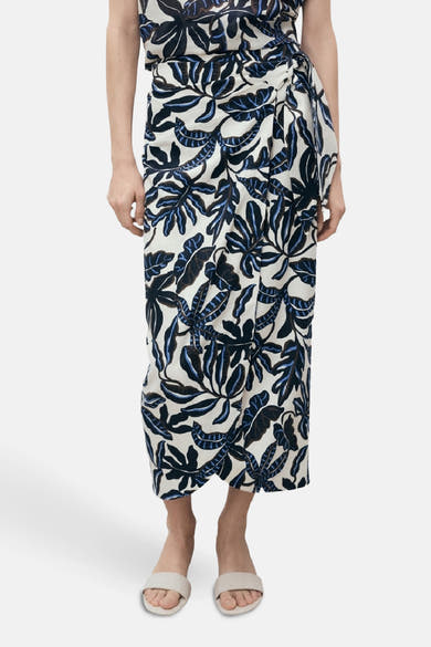 Midi-rok met meerkleurige print van MANGO, blauwe en zwarte bloemenprint op een witte achtergrond.