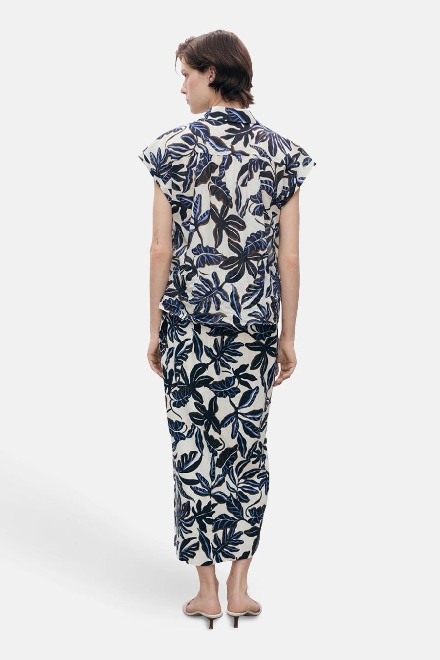 3/4 rok in meerdere kleuren van MANGO, marineblauw en zwart bloemenpatroon, gedragen met sandalen met lage hak.