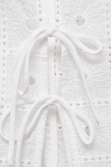 Blouse blanche sans manches de MANGO, avec détails en broderie anglaise et liens à nouer.