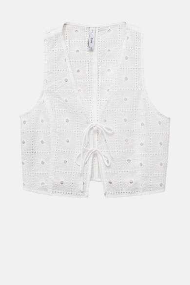Blouse blanche sans manches de MANGO, avec motif brodé et fermeture à nouer.