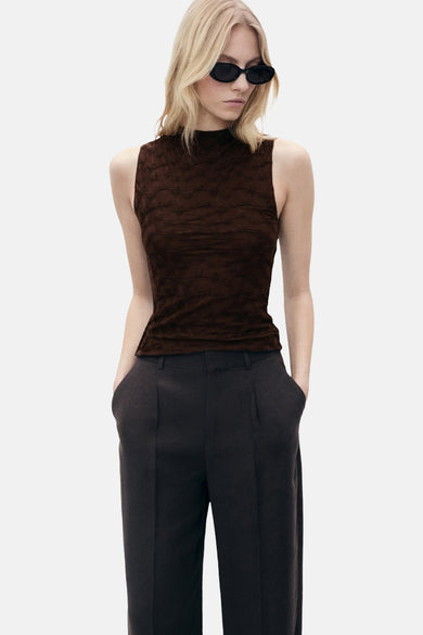 Bruin mouwloos blouse van MANGO, met een textuurpatroon gedragen met een broek met hoge taille.