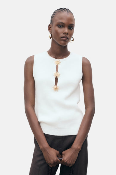 Wit mouwloos overhemd van MANGO, versierd met drie zonvormige decoraties.