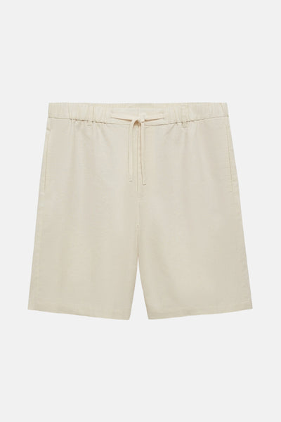 Short écru de MANGO, avec cordon de serrage et poches latérales, sur fond uni.
