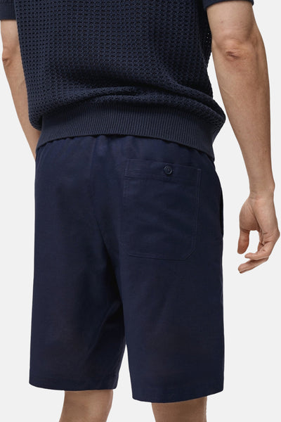 Short bleu de MANGO, avec poche boutonnée à l'arrière et ourlet droit.