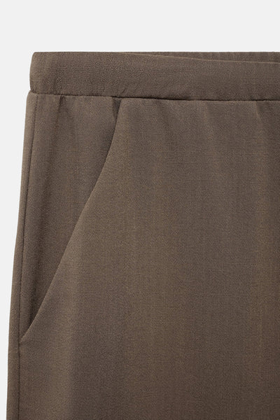Pantalon marron de MANGO, avec une poche latérale et une texture fine.