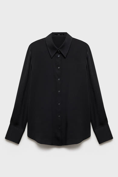 Chemise noire à manches longues de MANGO, avec fermeture boutonnée sur le devant et poignets larges.
