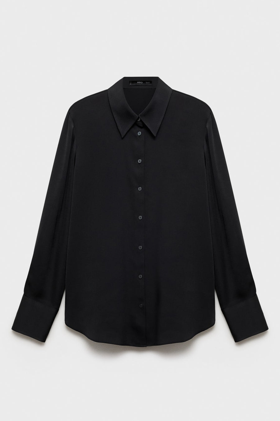 Chemise noire à manches longues de MANGO, avec fermeture boutonnée sur le devant et poignets larges.
