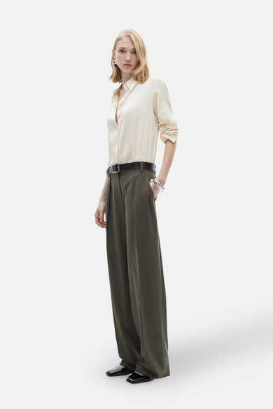 MANGO blouwblousen met lange mouwen, gedragen met een brede taille hoge broek en een lederen riem.