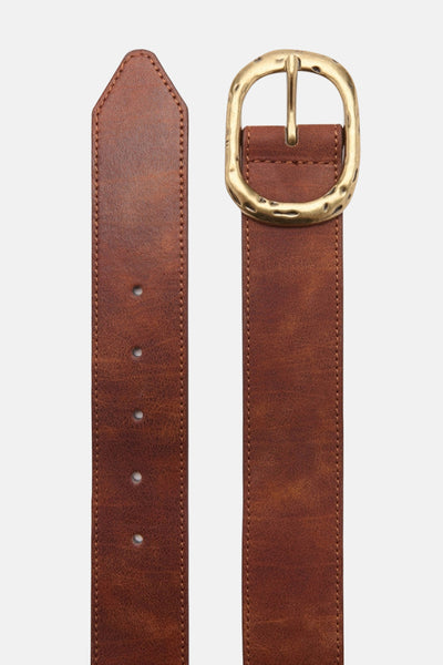 Bruine leren riem van MANGO met goudkleurige, getextureerde ovale gesp en zichtbare stiksels.
