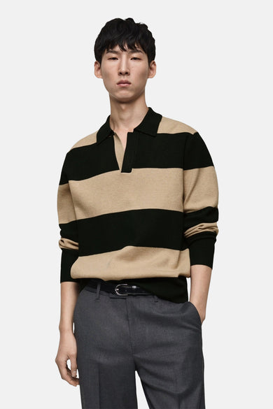 Zwarte rondehals sweatshirt van MANGO, brede beige en zwarte strepen, gedragen met een grijze broek, achterzicht.