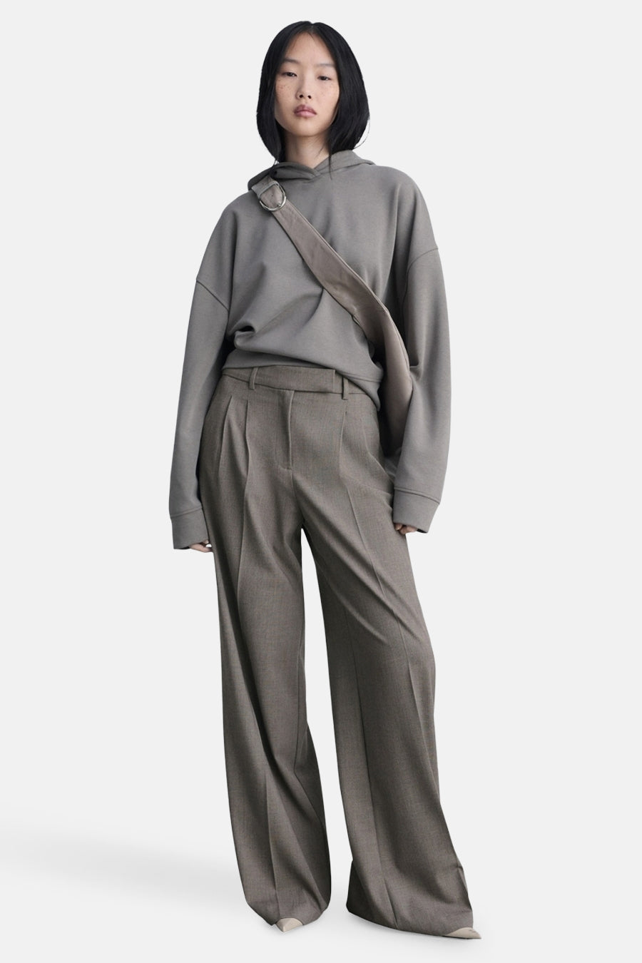 Bruine MANGO pantalon de costume, coupe ample avec plis et poches latérales.