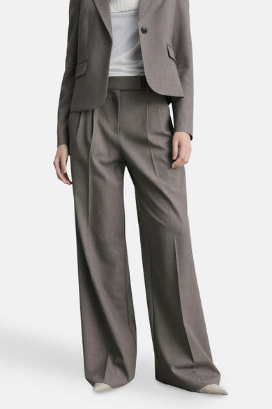 Bruine MANGO pantalon de costume, losse pasvorm met plooien en stikseldetails.