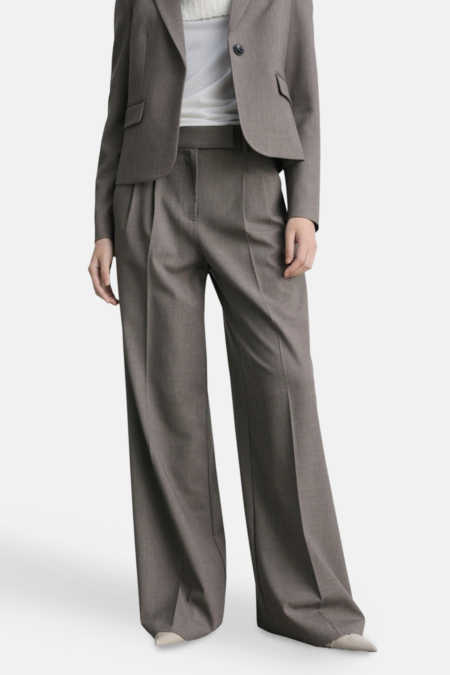 Bruine MANGO pantalon de costume, losse pasvorm met plooien en stikseldetails.