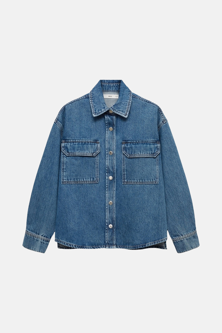 Veste courte en denim bleu moyen de MANGO, avec poches plaquées et fermeture boutonnée.
