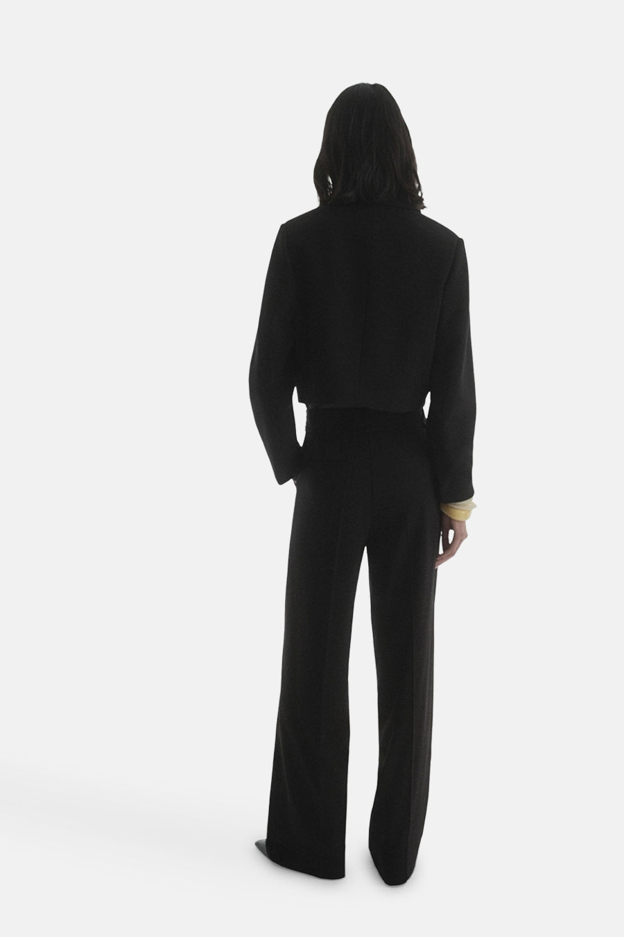 Zwarte korte blazer van MANGO, gedragen met een bijpassende zwarte pantalon, achterzicht.