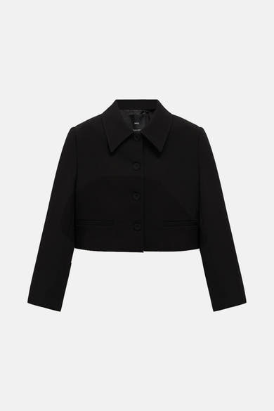 Zwarte korte blazer van MANGO, met een reverskraag en knopen aan de voorkant.