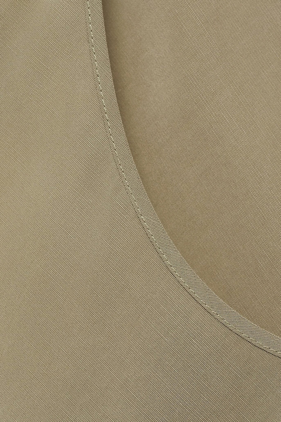Blouse kaki sans manches de MANGO, avec couture apparente et texture toile.
