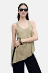 Blouse kaki sans manches de MANGO, avec des bracelets verts et argentés et un pantalon noir.