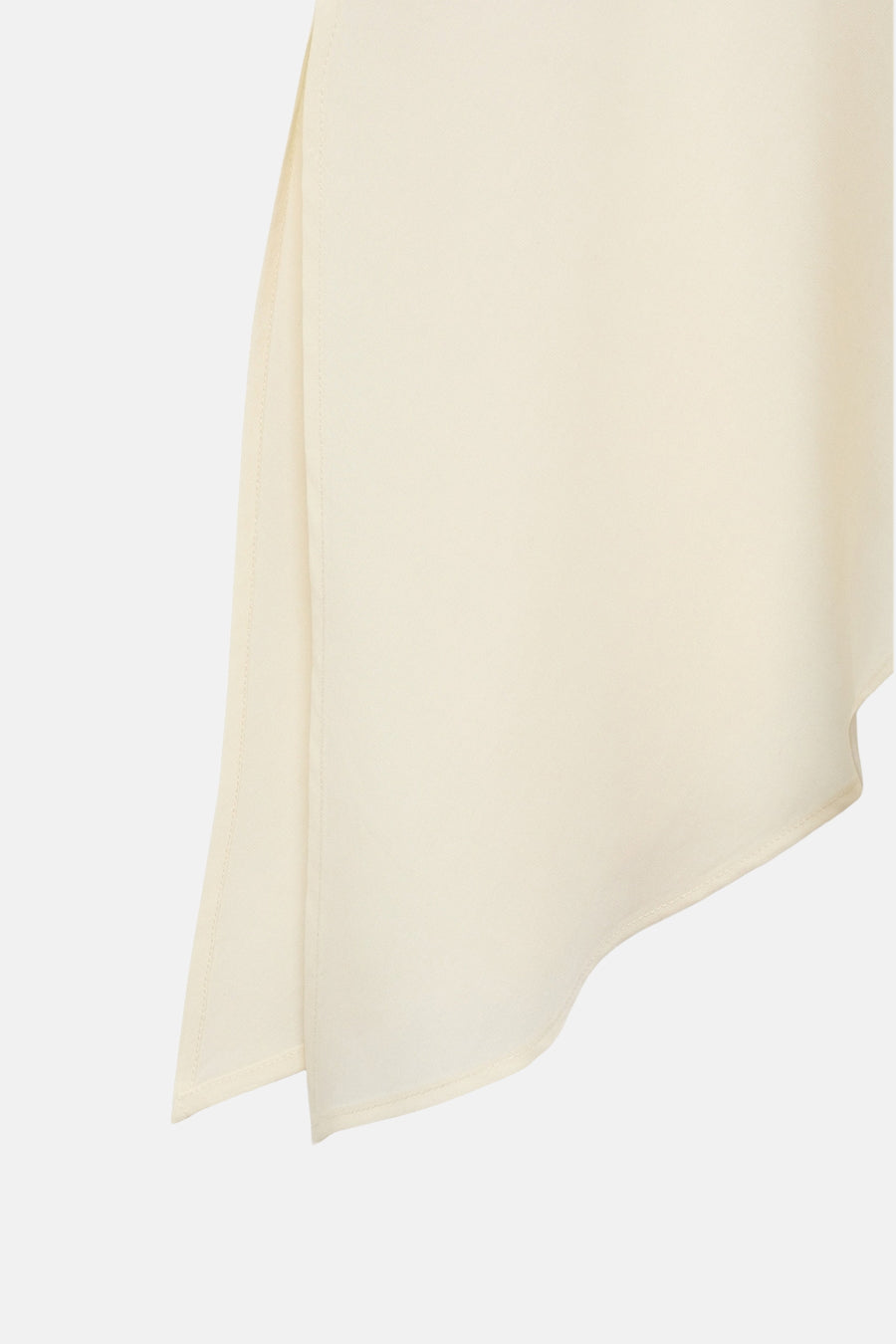 Ecru blouse MANGO, textuurdetail van de stof met een zijsplit.
