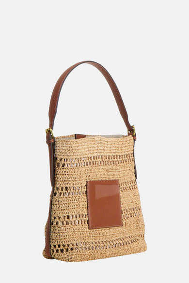 Bruine schoudertas van raffia van MANGO, met leren details en gevlochten textuur.
