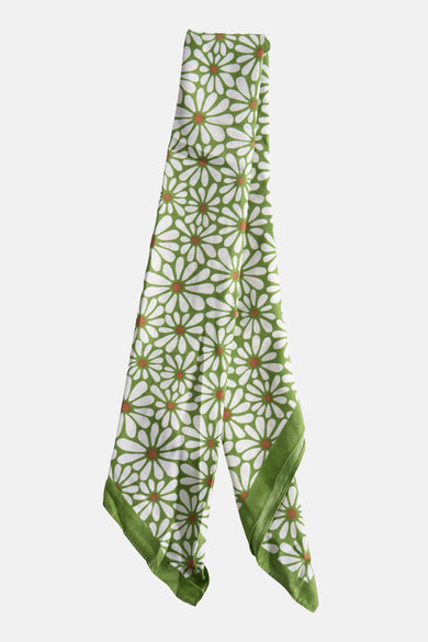 Groene sjaal van MANGO, wit madeliefjespatroon met bruin midden, getextureerde stof met een verticale plooi.
